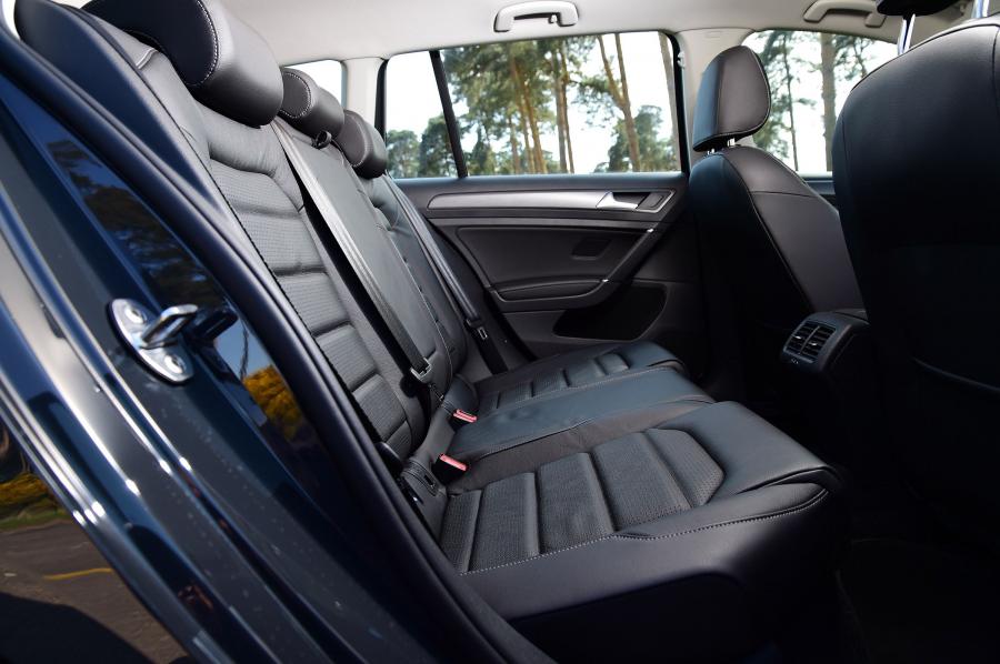 Интерьер Volkswagen Golf TDI Estate 2017 года  (UK) (фото 10 из 13)